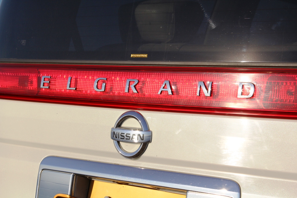 Nissan Elgrand. Сверкающий и полезный